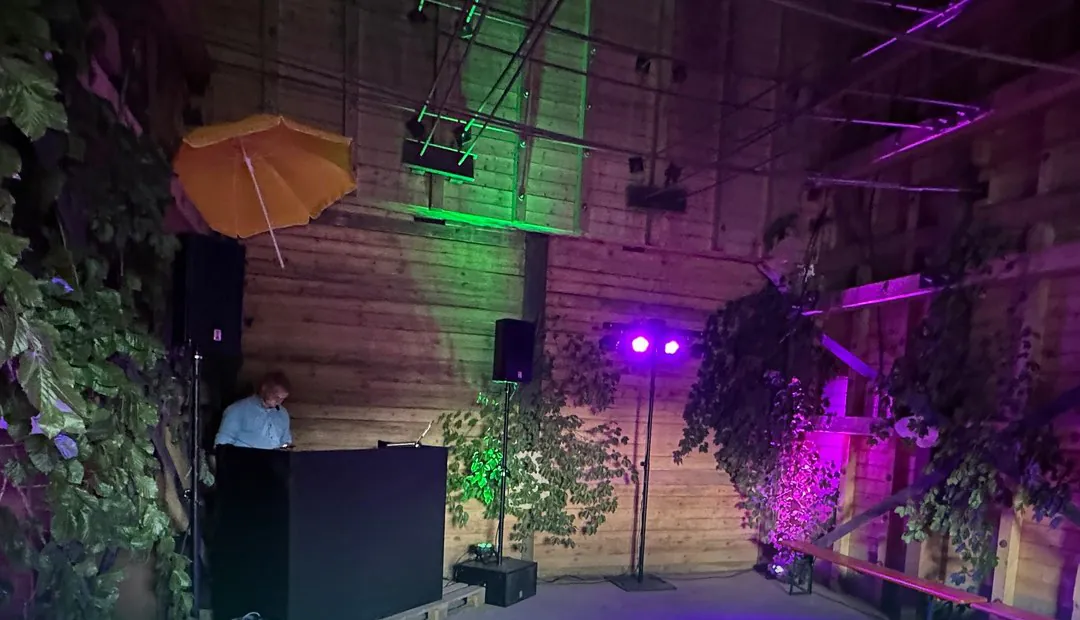 DJ-Aufbau mit Lichttechnik in einem alten Kornspeicher
