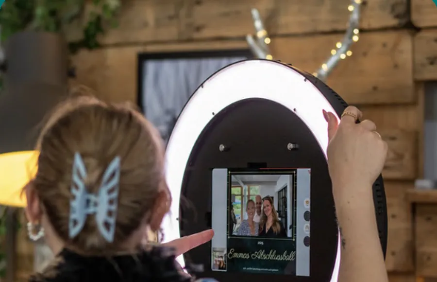Gast bedient die Fotobox mit Ringlicht